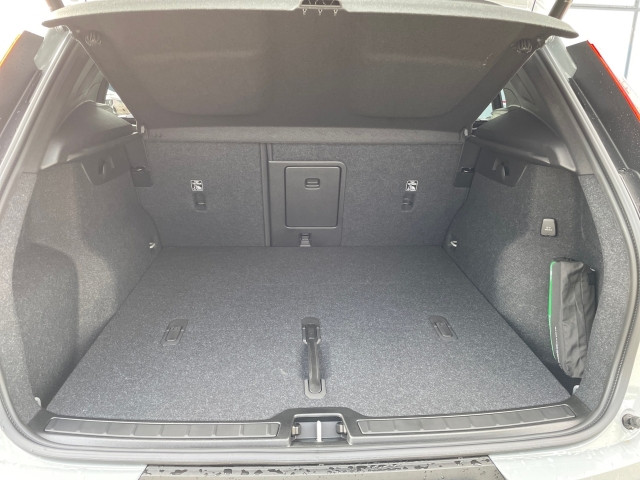 Bild 9: VOLVO PKW XC40 Plus, T2 Automatikgetriebe, Benzin, Dark