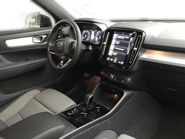 Bild 5: VOLVO PKW XC40 Plus, T2 Automatikgetriebe, Benzin, Dark