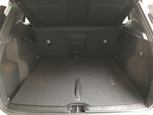 Bild 8: VOLVO PKW XC40 Plus, T2 Automatikgetriebe, Benzin, Dark