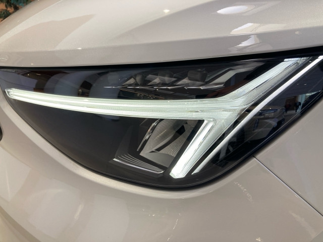 Bild 2: VOLVO PKW XC40 Plus, B4 Mild Hybrid, Benzin, Dark