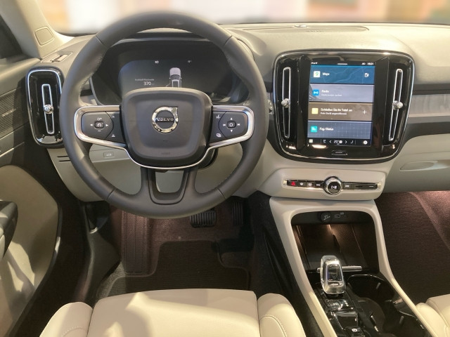 Bild 4: VOLVO PKW XC40 Ultra, B4 Mild Hybrid, Benzin, Dark