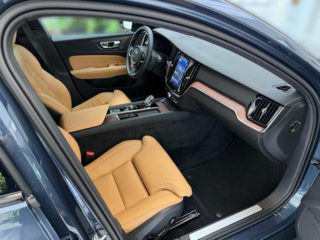Bild 9: VOLVO PKW V60 B4 Plus Dark Blau