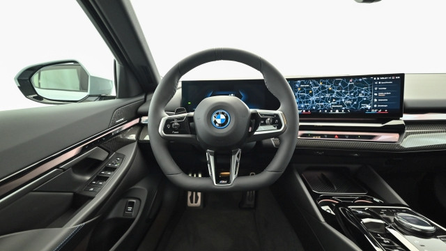 Bild 1: BMW i5 xDrive40 Limousine G60