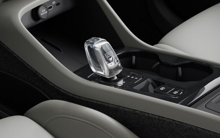 Bild 8: VOLVO PKW XC40 B4 Mild Hybrid Ultra Dark