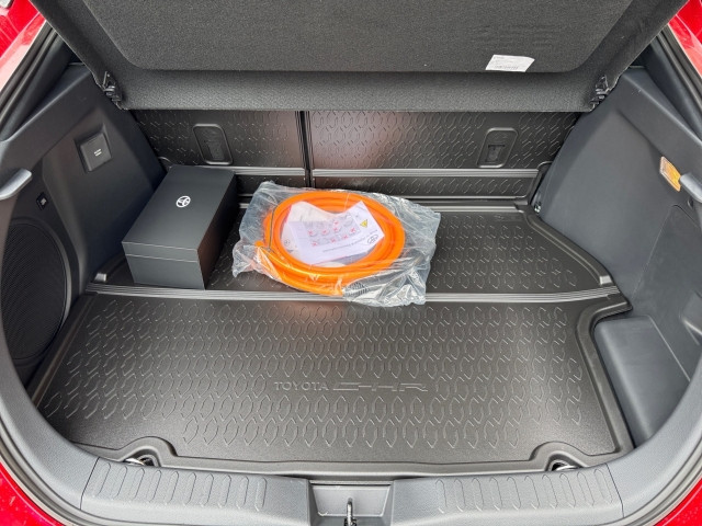 Bild 9: Toyota C-HR - 2,0 l Plugin 4x2  Lounge CVT
