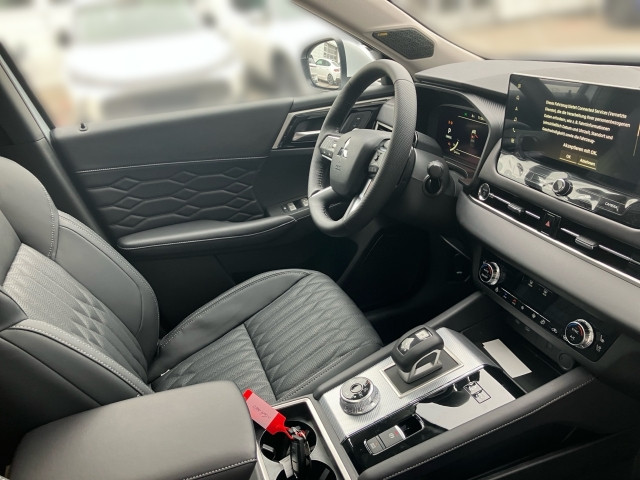 Bild 5: Mitsubishi Outlander PHEV 2,4 4WD Diamond 2-tone Leder