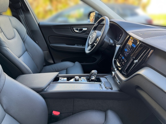 Bild 4: VOLVO PKW XC60 Plus, T6 Plug-in Hybrid, Elektrisch/Benzin, Dark