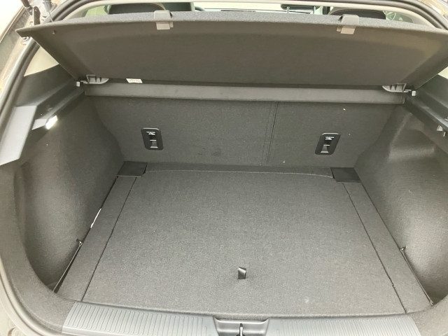 Bild 9: MG MG4 Luxury 64kWh Leder Grau/Weiß MY22/1