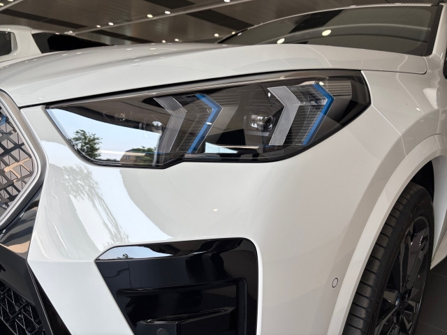 Bild 3: BMW iX2 xDrive30 U10 XE2