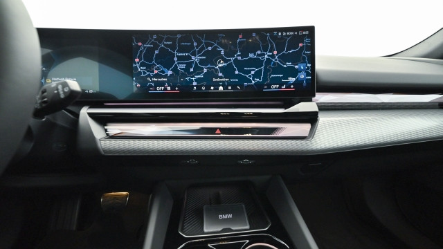 Bild 1: BMW i5 xDrive40 Touring