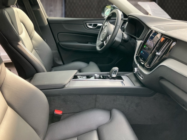 Bild 5: VOLVO PKW XC60 Plus, T6 Plug-in Hybrid, Elektrisch/Benzin, Dark