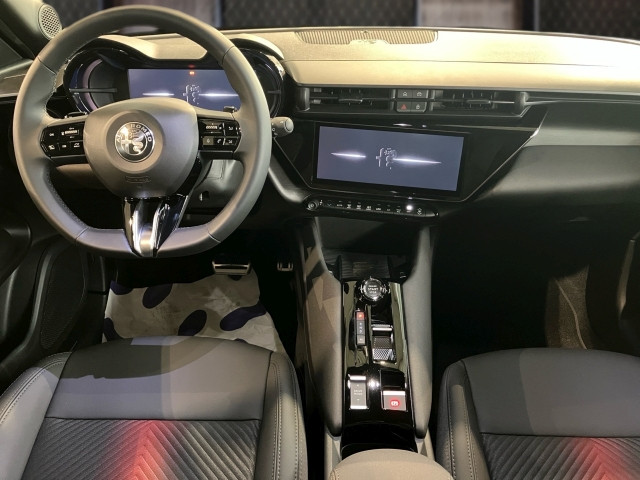 Bild 6: Alfa Junior Ibrida Speciale 1.2 136PS MHEV FWD