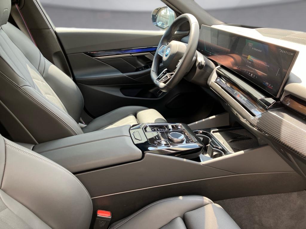 Bild 10: BMW i5 xDrive40 Touring