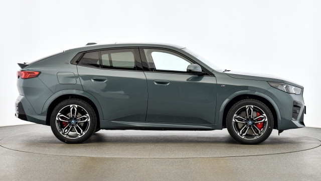 Bild 9: BMW iX2 eDrive 20 U10