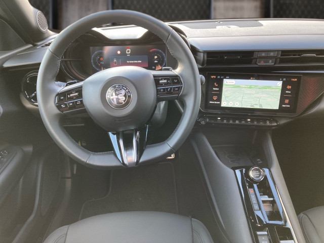 Bild 6: Alfa Junior Ibrida Speciale 1.2 136PS MHEV FWD