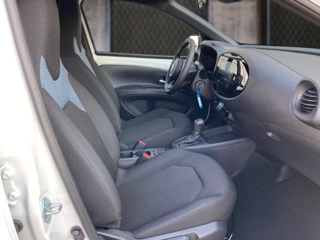 Bild 5: Toyota AYGO X 1,5 l Active CVT 8 - fach Bereifung