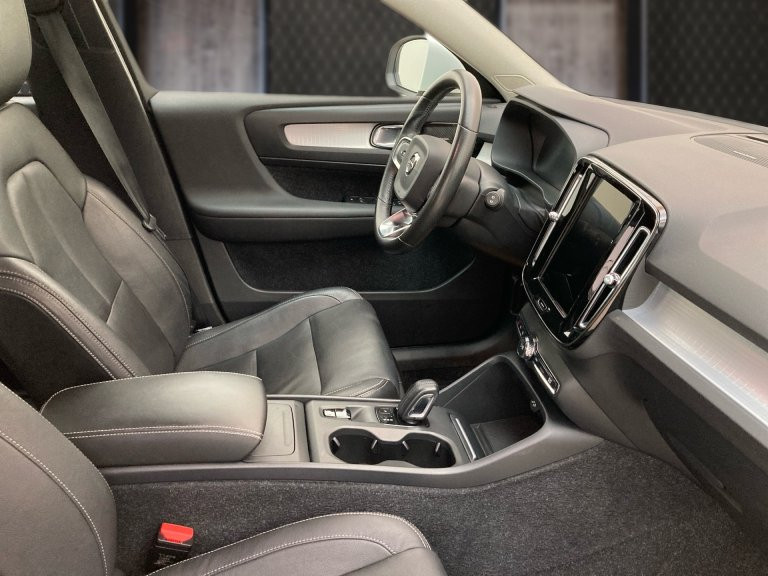 Bild 5: VOLVO PKW XC40 D4 Momentum AWD Geartronic