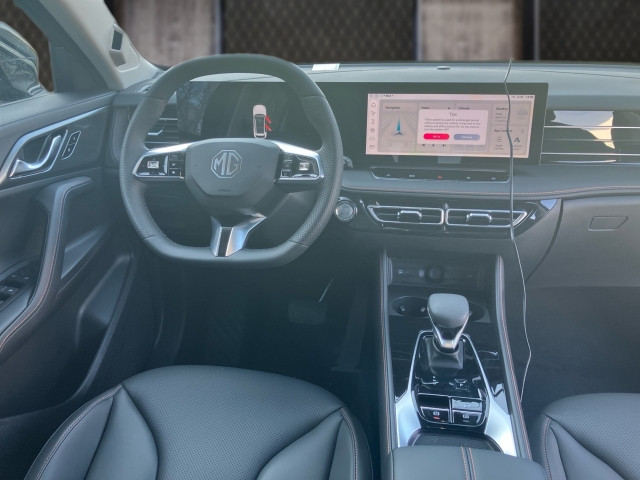 Bild 6: MG HS HEV Luxury Lenkradhzg. 25.5