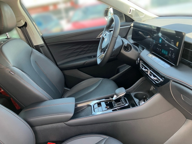 Bild 10: MG HS HEV Luxury Lenkradhzg. 25.5 Österreich Paket