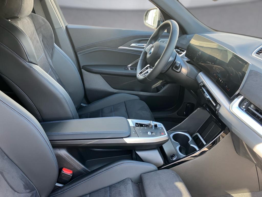 Bild 10: BMW iX2 eDrive 20 U10