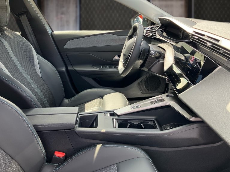 Bild 10: Peugeot 308 SW Allure Hybrid 145 e-DCS6