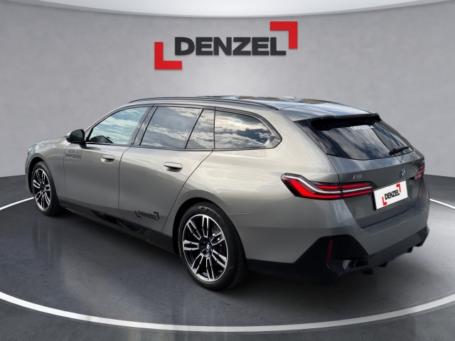 Bild 2: BMW i5 xDrive40 Touring