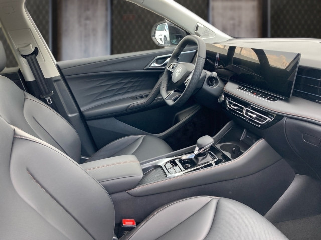 Bild 10: MG HS HEV Luxury Lenkradhzg. 25.5 Österreich-Paket