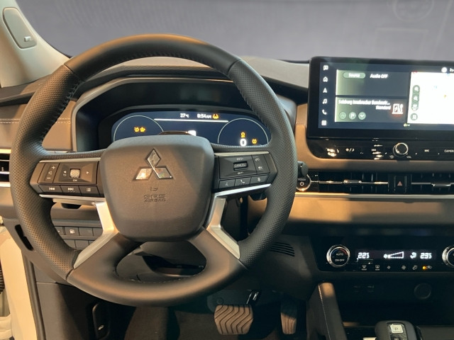 Bild 9: Mitsubishi Outlander PHEV 2,4 4WD Inform AT 25