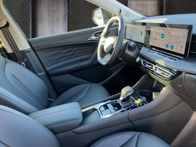 Bild 5: MG HS PHEV+ Luxury Lenkradhzg. 25.5
