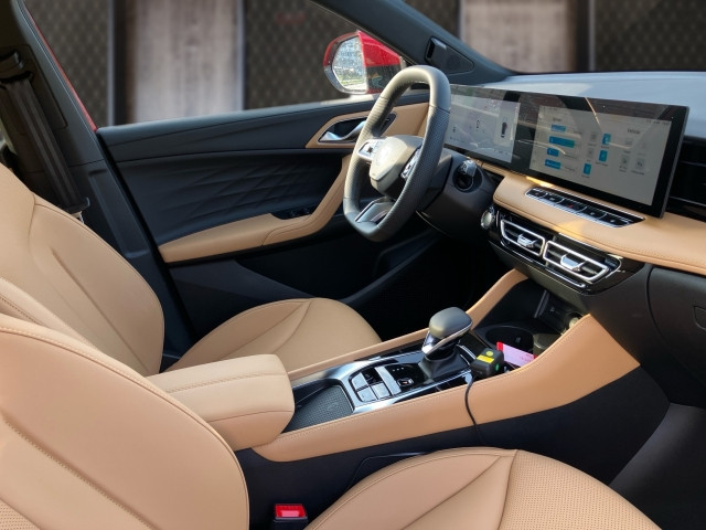 Bild 5: MG HS HEV Luxury Lenkradhzg. 25.5