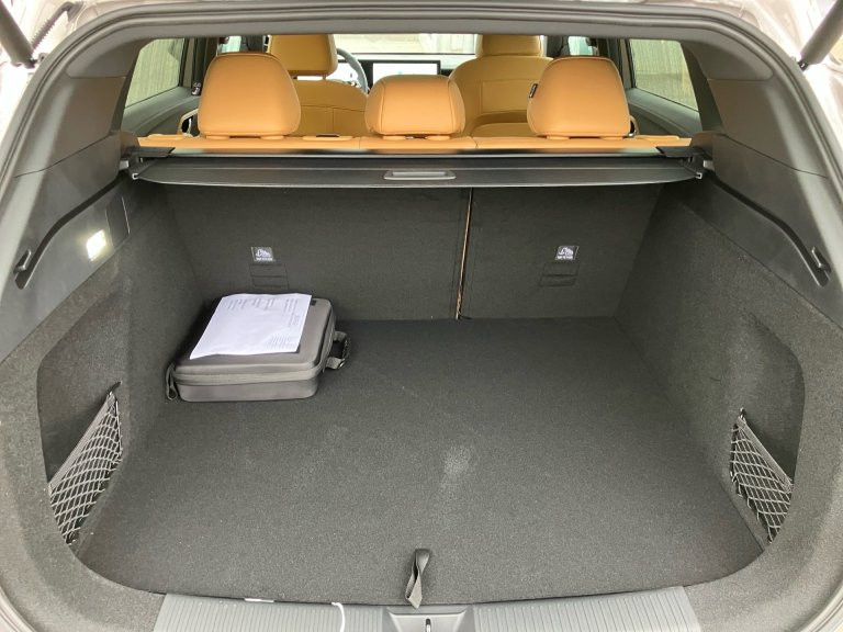 Bild 9: MG HS HEV Luxury Lenkradhzg. 25.5