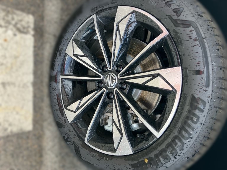 Bild 4: MG HS HEV Luxury Lenkradhzg. 25.5