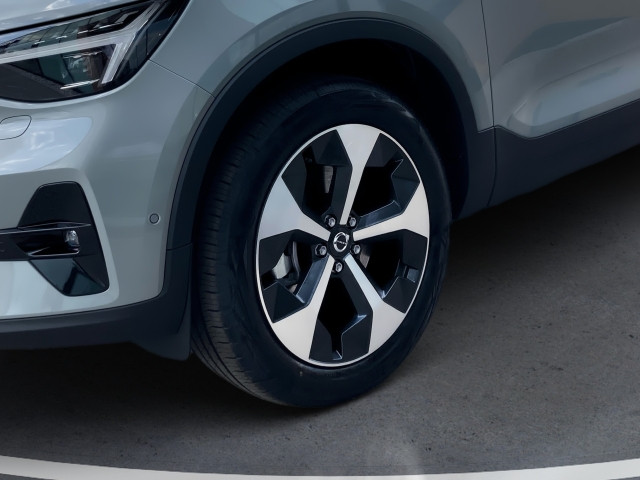 Bild 4: VOLVO PKW XC40 Ultra, B3 Mild Hybrid, Benzin, Dark