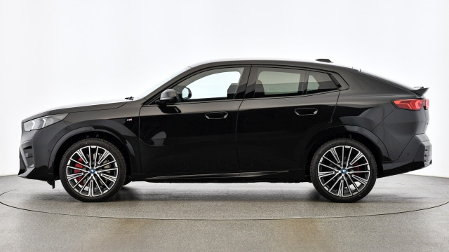 Bild 8: BMW iX2 eDrive 20 U10
