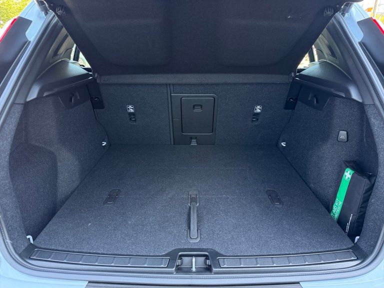 Bild 9: VOLVO PKW XC40 Core, B3 Mild Hybrid, Benzin